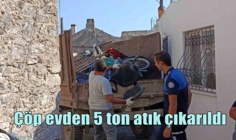Çöp evden 5 ton atık çıkarıldı
